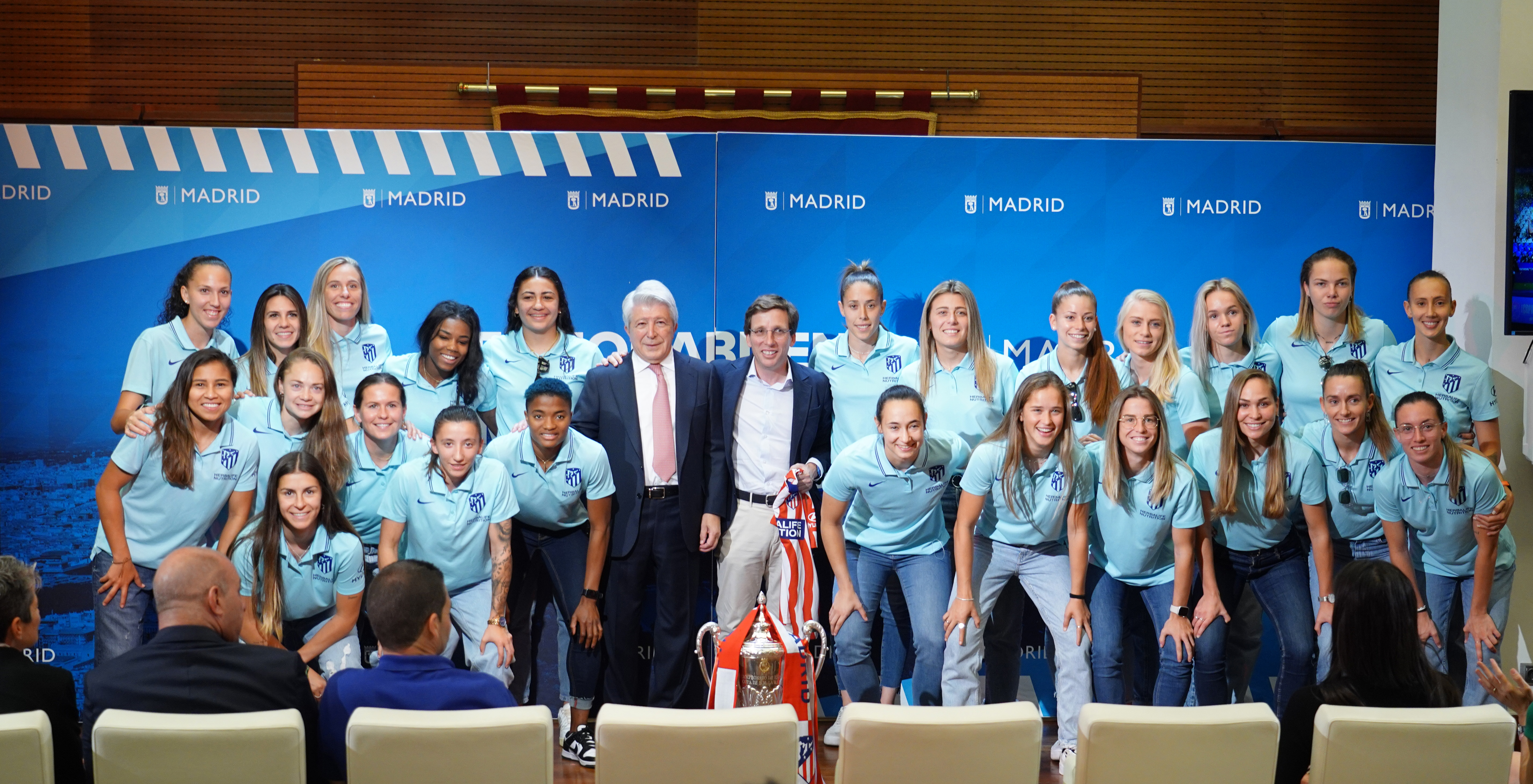 El alcalde en funciones junto al Atlético de Madrid femenino